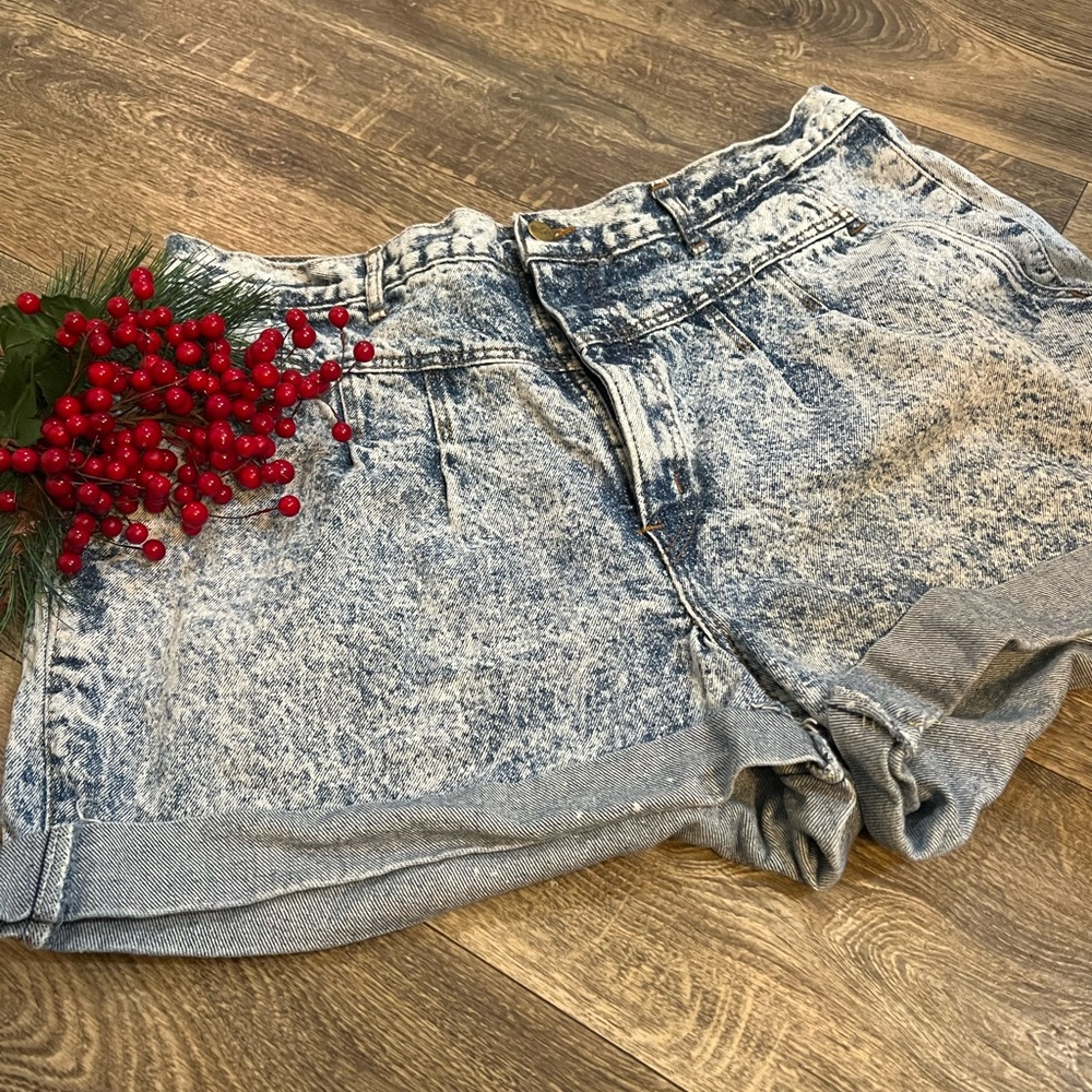Vintage 80s Womans Chic High Waisted Acid Wash Cut Off Shorts 34 Pleated Front